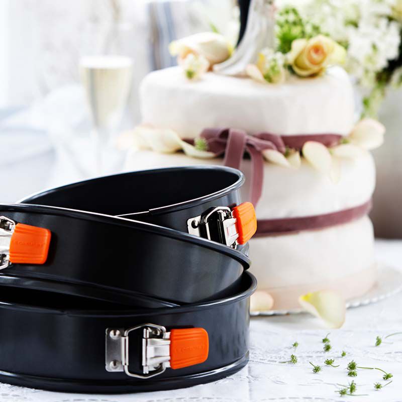 Heavy Gauge Metal Springform Round Cake Tin | Le Creuset